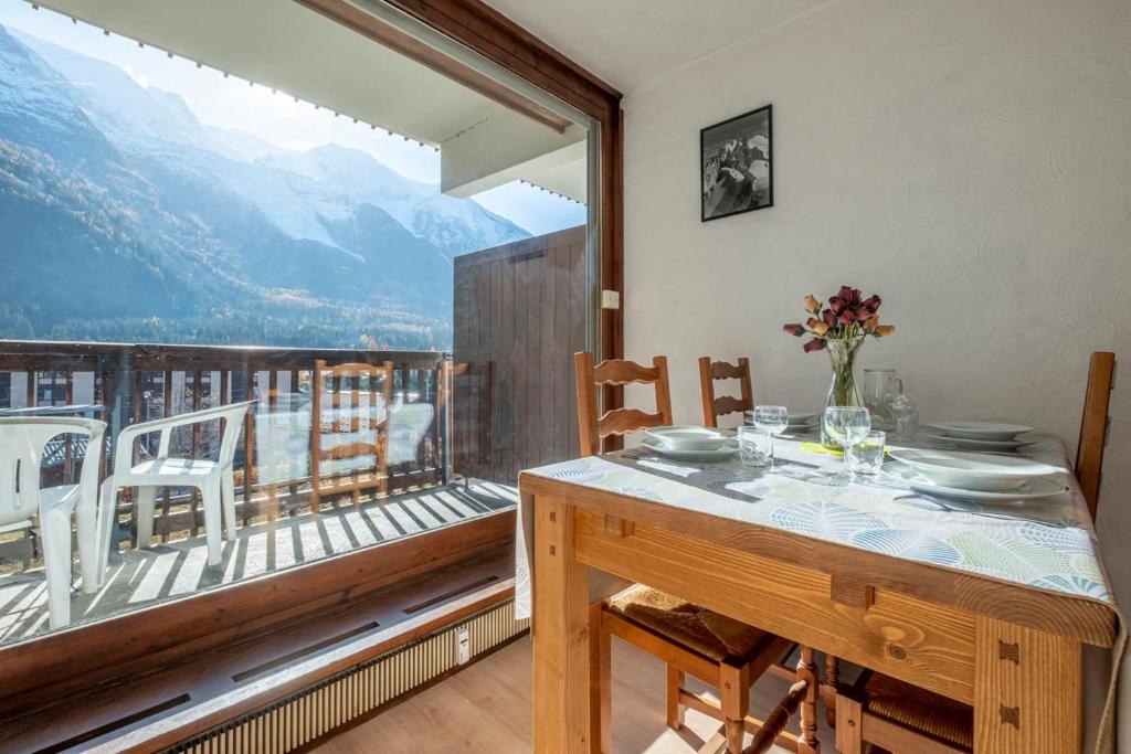 Nice Studio With Balcony In Chamonix appartement pied des pistes 4