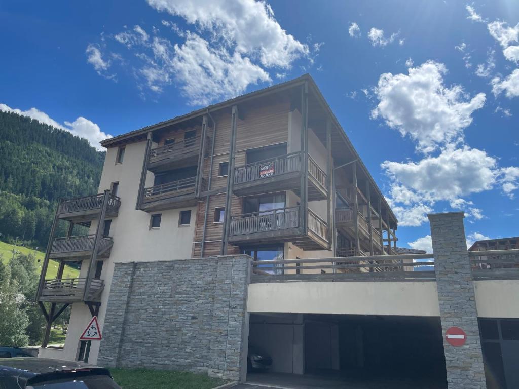 Nid douillet avec superbe vue a 100m des pistes appartement pied des pistes 8