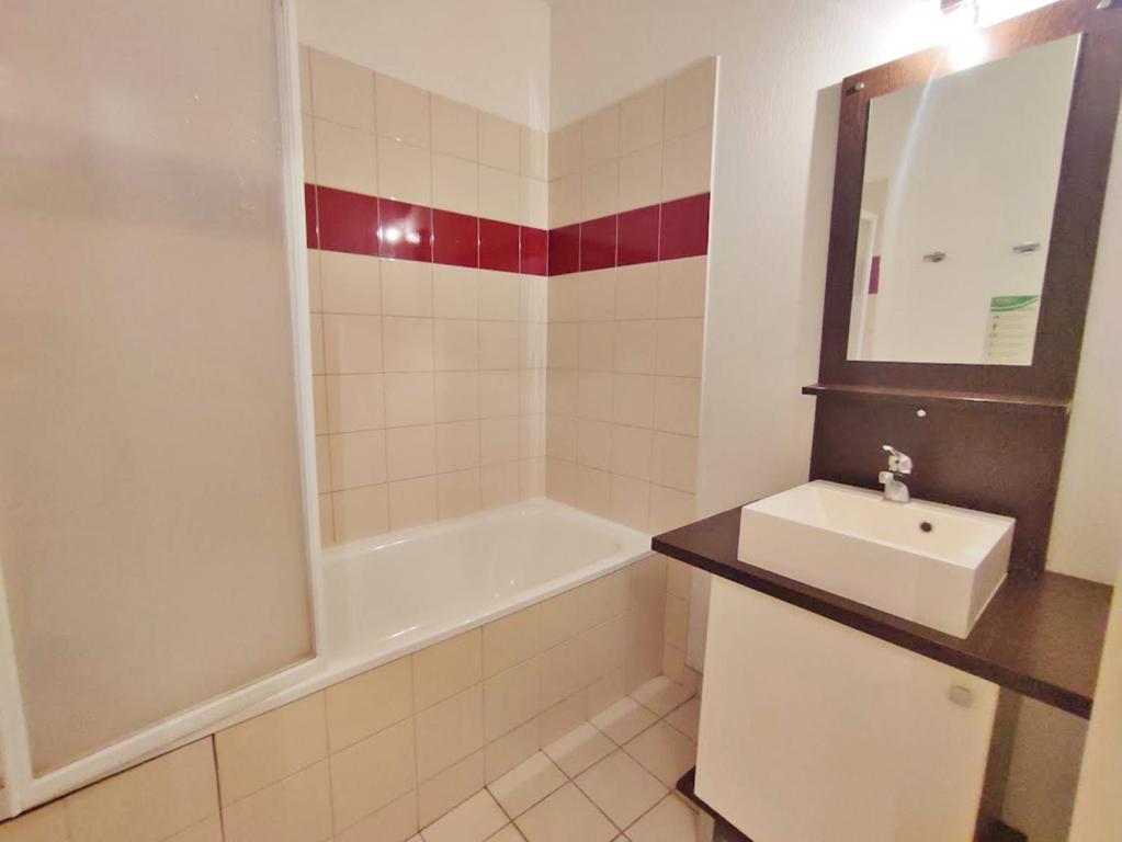 Ostal T3 centre Luchon wifi casier a skis ascenseur 6 personnes appartement pied des pistes 2