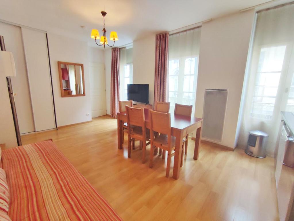 Ostal T3 centre Luchon wifi casier a skis ascenseur 6 personnes appartement pied des pistes 4