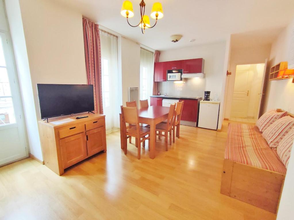 Ostal T3 centre Luchon wifi casier a skis ascenseur 6 personnes appartement pied des pistes