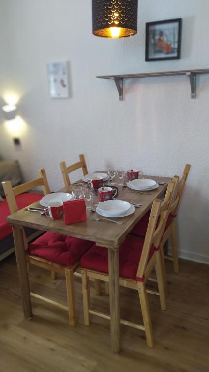 PARADISKI BELLE PLAGNE Altitude 2050m APPART skis aux pieds 4 personnes appartement pied des pistes 13