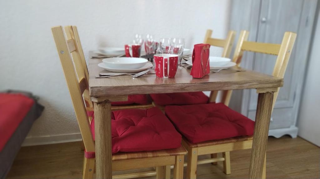 PARADISKI BELLE PLAGNE Altitude 2050m APPART skis aux pieds 4 personnes appartement pied des pistes 15