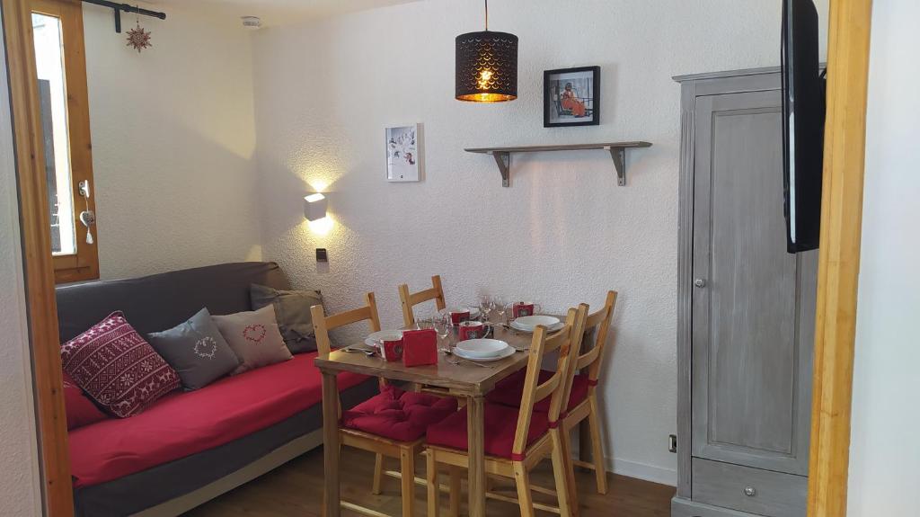 PARADISKI BELLE PLAGNE Altitude 2050m APPART skis aux pieds 4 personnes appartement pied des pistes 3