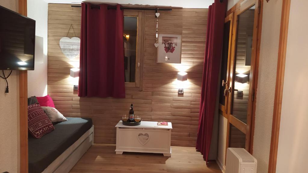 PARADISKI BELLE PLAGNE Altitude 2050m APPART skis aux pieds 4 personnes appartement pied des pistes 4