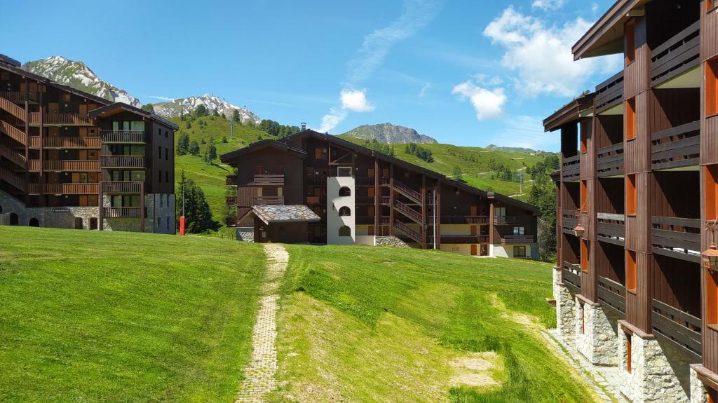 PARADISKI BELLE PLAGNE Altitude 2050m APPART skis aux pieds 4 personnes appartement pied des pistes 5