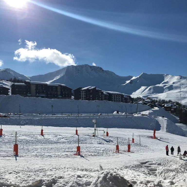 PLAGNE SOLEIL 5 pers 4 etoiles Paradiski vue montagne acces direct pistes skis aux pieds appartement pied des pistes 11