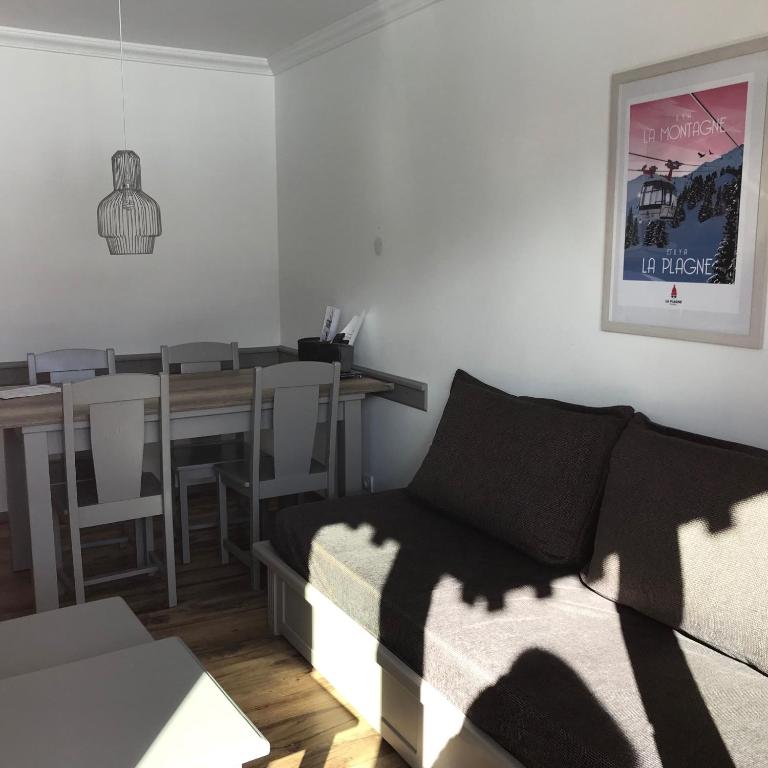 PLAGNE SOLEIL 5 pers 4 etoiles Paradiski vue montagne acces direct pistes skis aux pieds appartement pied des pistes 5