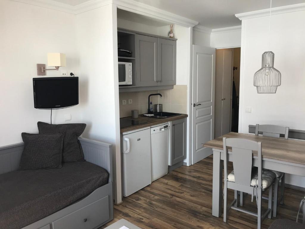 PLAGNE SOLEIL 5 pers 4 etoiles Paradiski vue montagne acces direct pistes skis aux pieds appartement pied des pistes