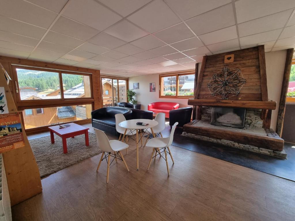 PUY SAINT VINCENT APPARTEMENT T2 BALCON SUPER PANORAMA AVEC PARKING PRIVE COUVERT et PISCINE LETE appartement pied des pistes 11