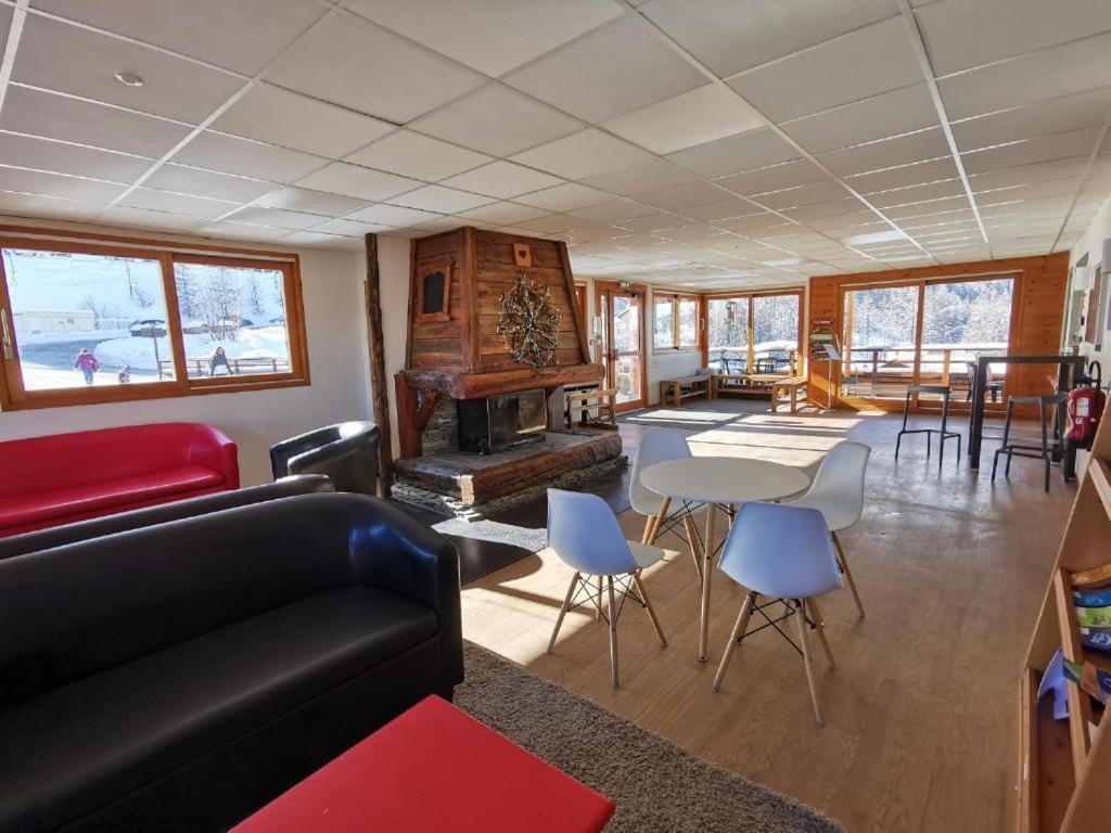 PUY SAINT VINCENT APPARTEMENT T2 BALCON SUPER PANORAMA AVEC PARKING PRIVE COUVERT et PISCINE LETE appartement pied des pistes 12