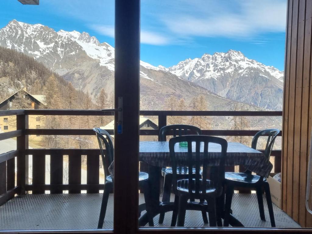 PUY SAINT VINCENT APPARTEMENT T2 BALCON SUPER PANORAMA AVEC PARKING PRIVE COUVERT et PISCINE LETE appartement pied des pistes 14