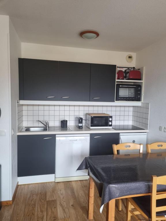 PUY SAINT VINCENT APPARTEMENT T2 BALCON SUPER PANORAMA AVEC PARKING PRIVE COUVERT et PISCINE LETE appartement pied des pistes 16