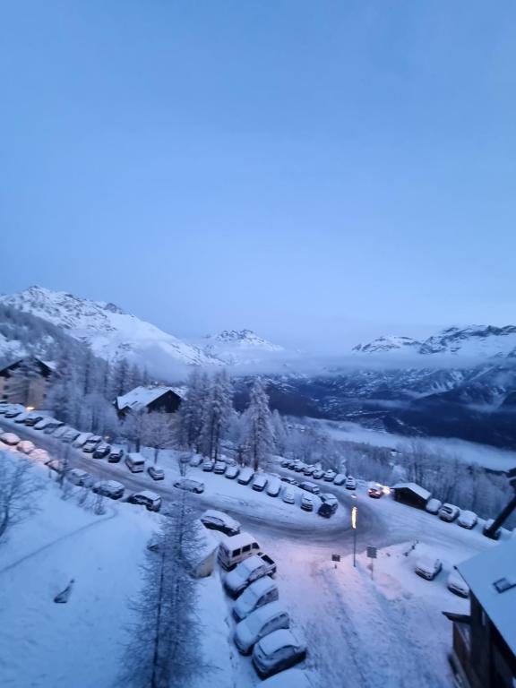 PUY SAINT VINCENT APPARTEMENT T2 BALCON SUPER PANORAMA AVEC PARKING PRIVE COUVERT et PISCINE LETE appartement pied des pistes 7