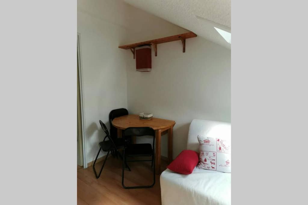 Petit studio mansarde 18 m2 avec navette gratuit aux pistes de ski appartement pied des pistes 3