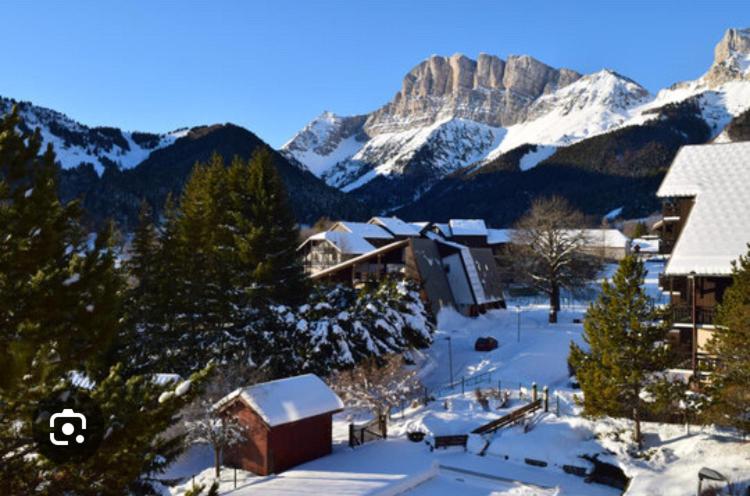 Petit studio mansarde 18 m2 avec navette gratuit aux pistes de ski appartement pied des pistes