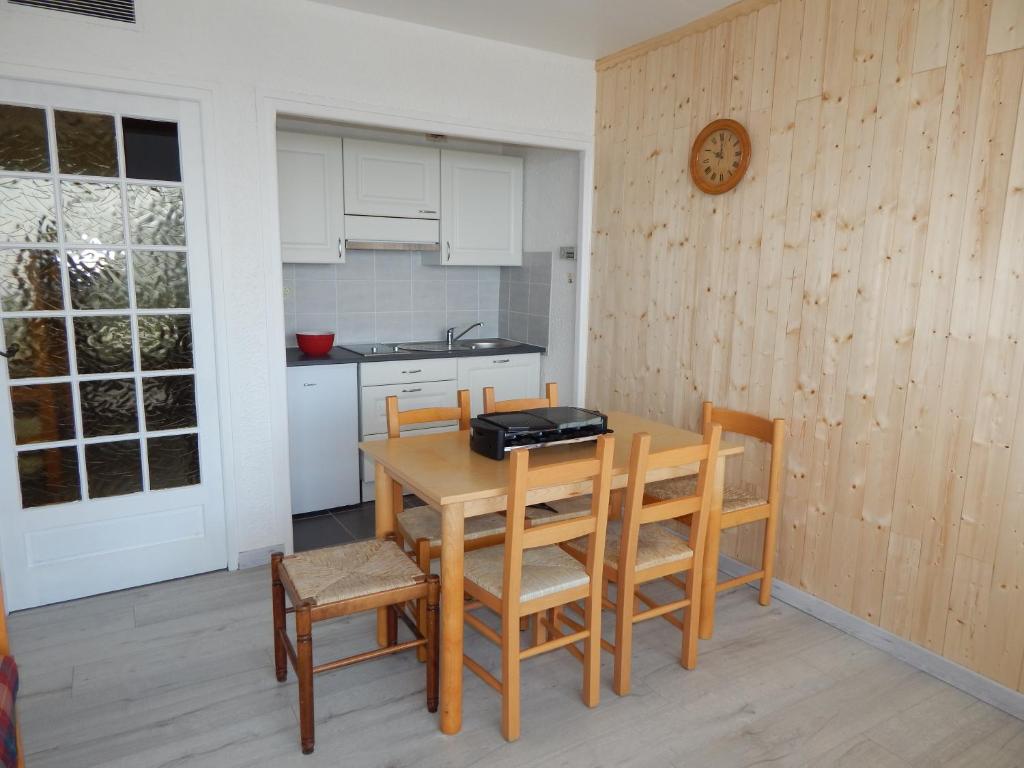 Pied de Piste a 20 M du telesiege Le Diable Menage Inclus Possible de louer 2 Apparts Vue Panoramique appartement pied des pistes 13