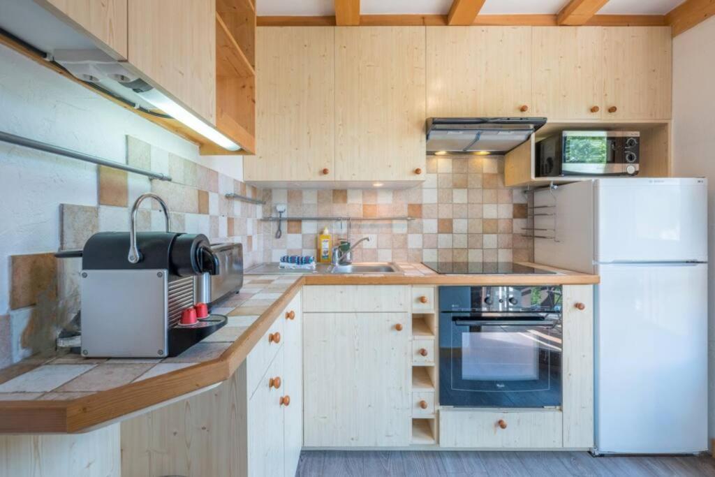 Prarion Modern apartment Next to Ski lift By Cozee Rentals appartement pied des pistes 3