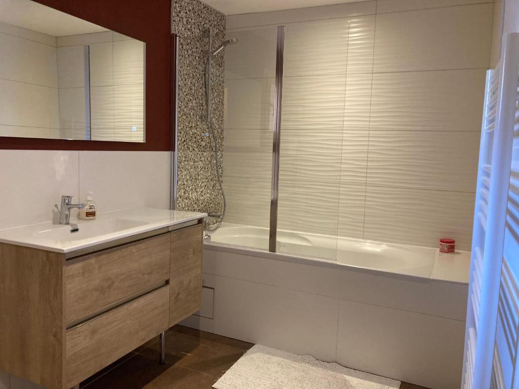 Renovated flat facing Mont Blanc appartement pied des pistes 7