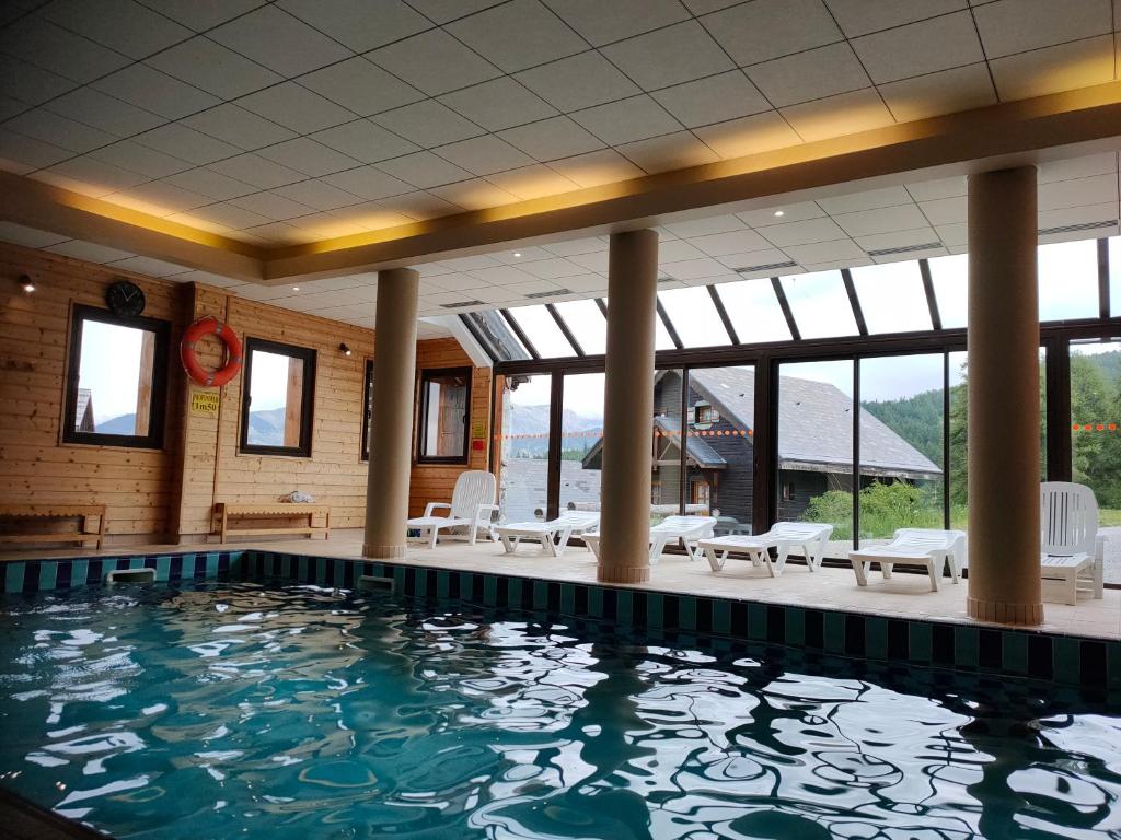 Risoul Appartement 2 chambres Piscine Balcons de Sirius appartement pied des pistes 3