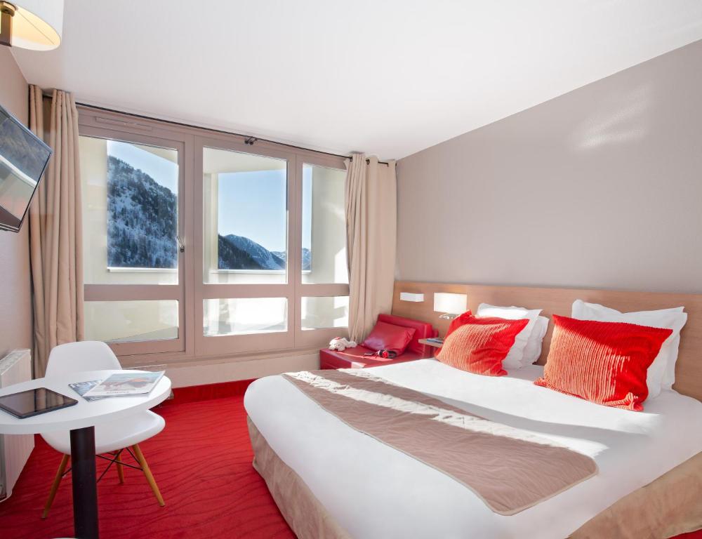 SOWELL HOTELS Le Pas du Loup hotel pied des pistes 1