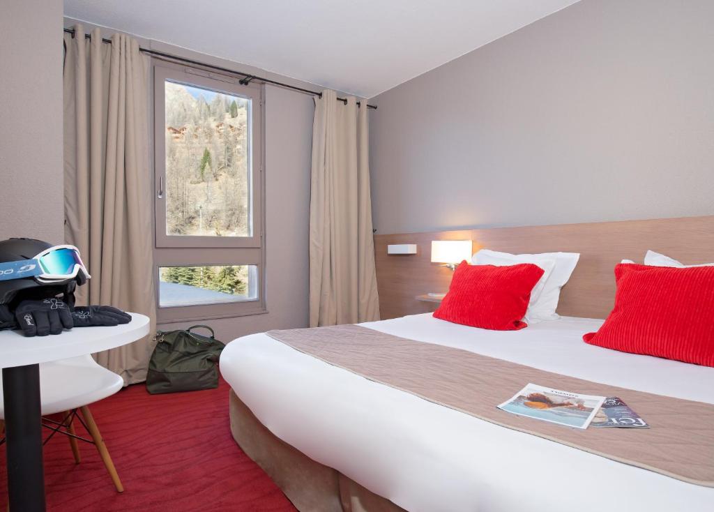 SOWELL HOTELS Le Pas du Loup hotel pied des pistes 11