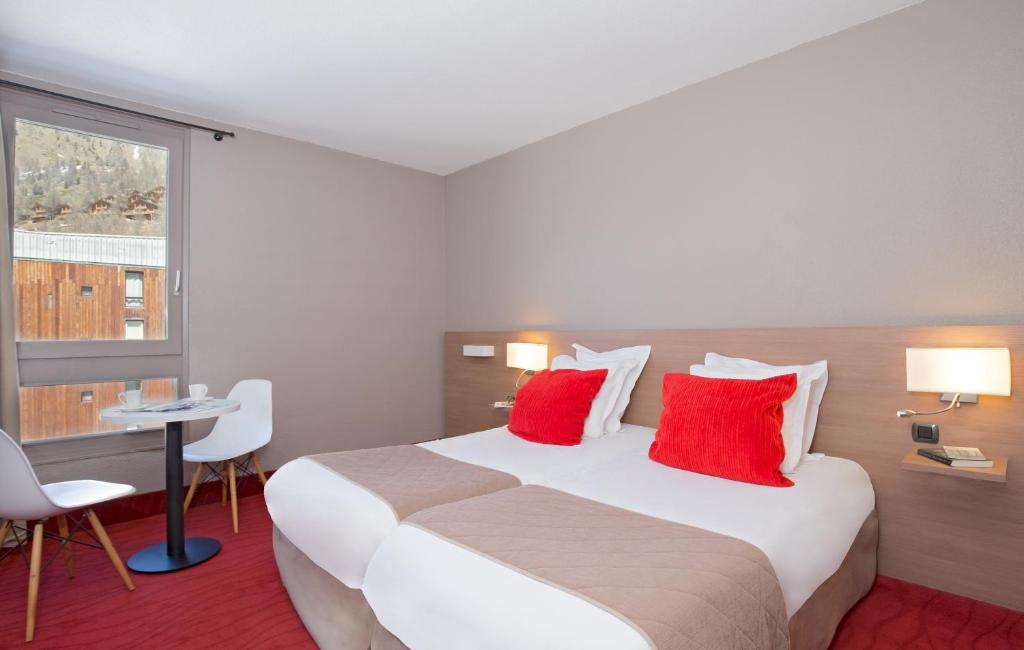 SOWELL HOTELS Le Pas du Loup hotel pied des pistes 12