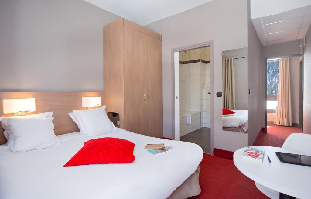 SOWELL HOTELS Le Pas du Loup hotel pied des pistes 13