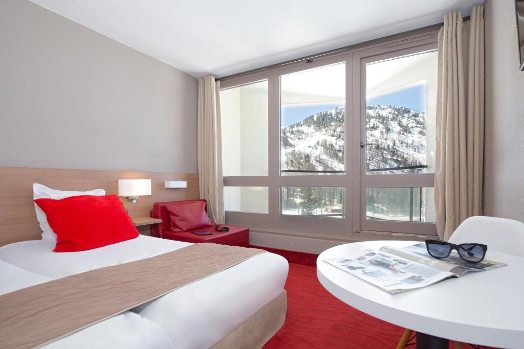 SOWELL HOTELS Le Pas du Loup hotel pied des pistes 3