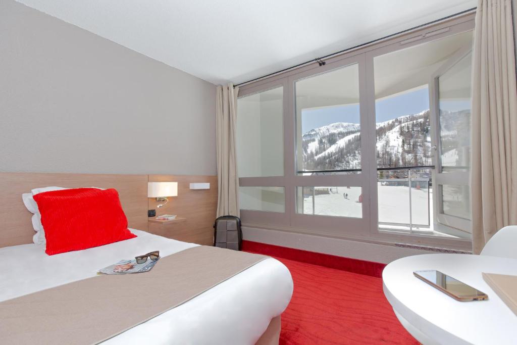 SOWELL HOTELS Le Pas du Loup hotel pied des pistes 9