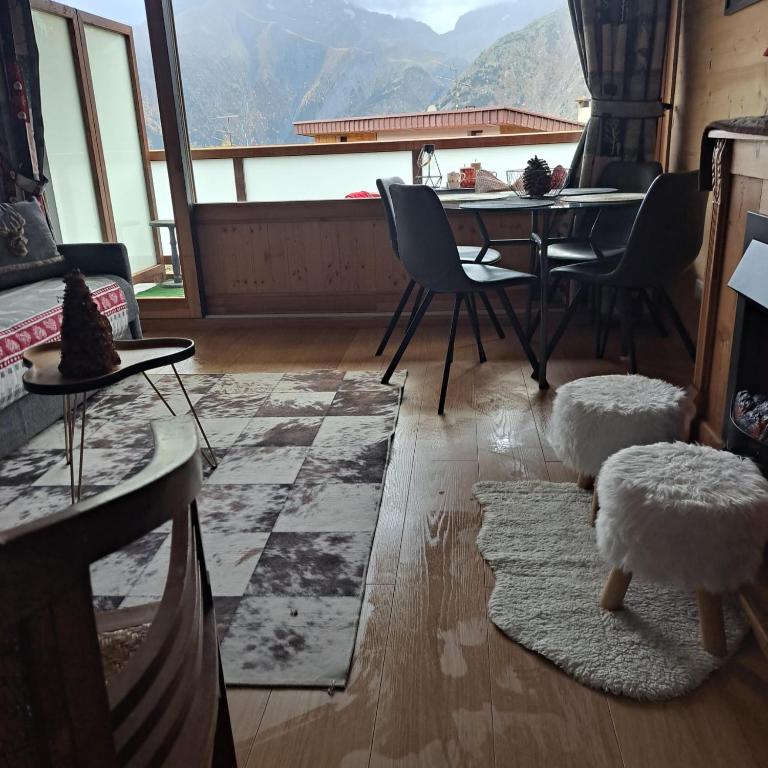 STUDIO 2 ALPES STYLE CHALET au PIED DE TELESIEGE DU DIABLE appartement pied des pistes 13
