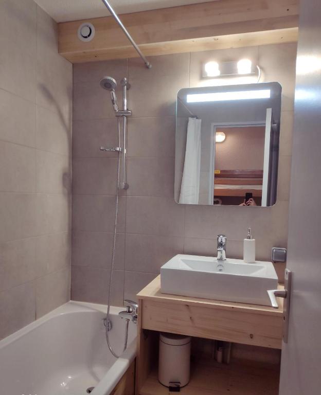 STUDIO CABINE COSY TRES CALME RESIDENCE ALPAGES 2 AU PIED DES PISTES appartement pied des pistes 2