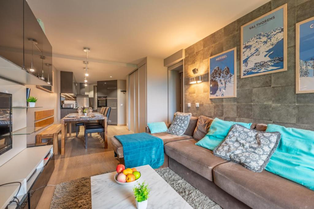 Ski In Out Heart of Val Thorens Spacious 8 Guests Apartment WiFi 303 appartement pied des pistes 3