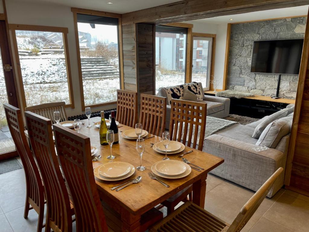 Ski in Ski out Spacious Stylish Apartment for 8 in the heart of Lavachet appartement pied des pistes 3