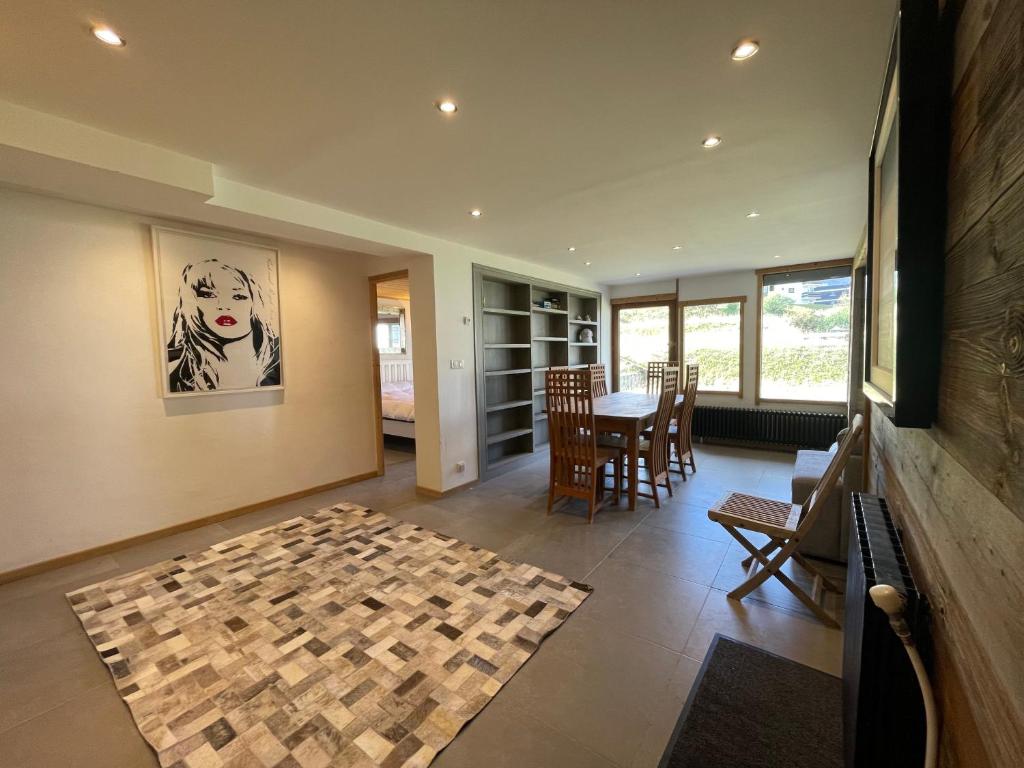 Ski in Ski out Spacious Stylish Apartment for 8 in the heart of Lavachet appartement pied des pistes 4