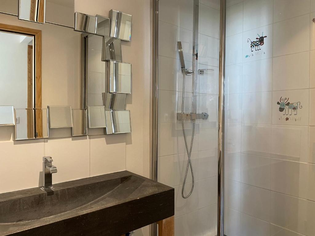 Ski in Ski out Spacious Stylish Apartment for 8 in the heart of Lavachet appartement pied des pistes 7