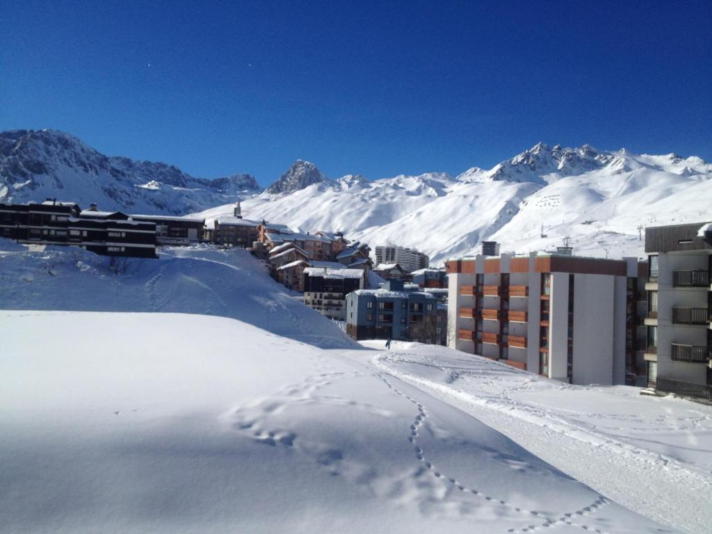 Ski in Ski out Spacious Stylish Apartment for 8 in the heart of Lavachet appartement pied des pistes 8