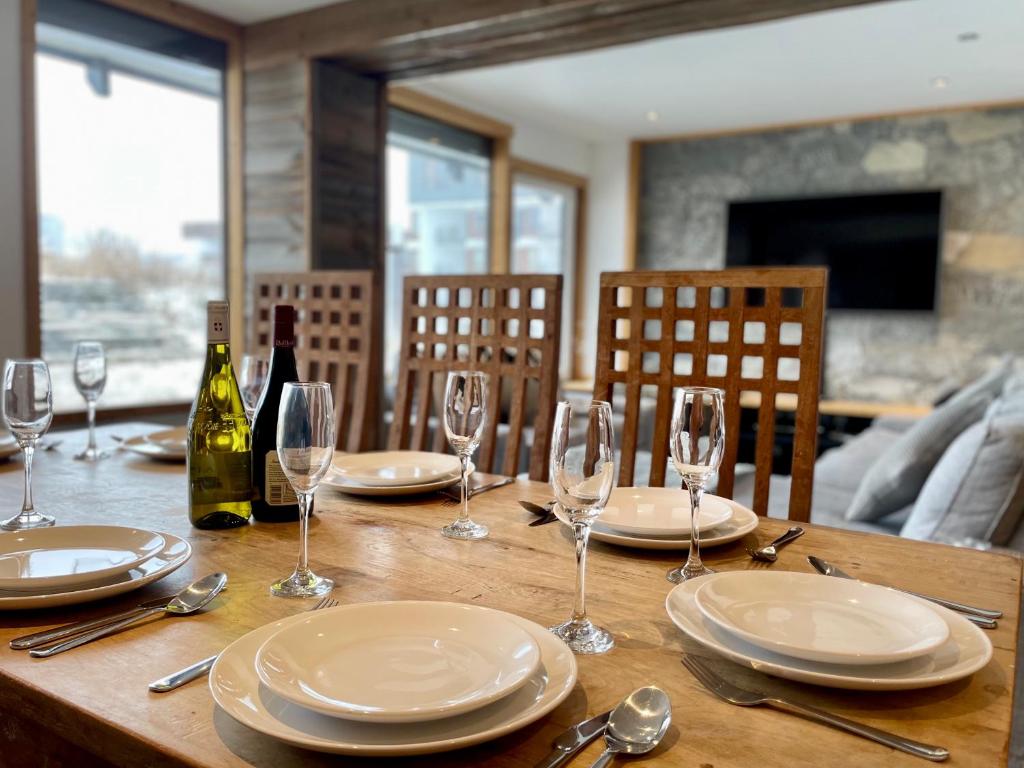 Ski in Ski out Spacious Stylish Apartment for 8 in the heart of Lavachet appartement pied des pistes 9