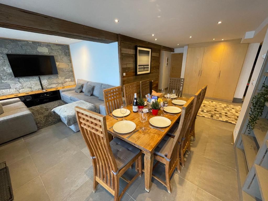 Ski in Ski out Spacious Stylish Apartment for 8 in the heart of Lavachet appartement pied des pistes