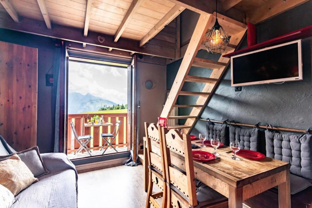 SlowChalet MontBlanc Duplex Mountain View Balcony Elevator Free Parking Calm appartement pied des pistes