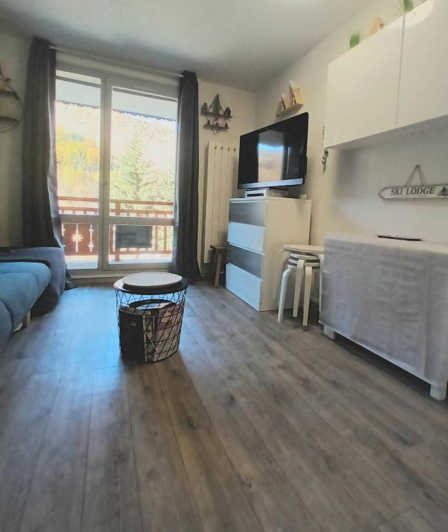 Studio 2 alpes pied piste petite aiguille menage inclus balcon parking appartement pied des pistes