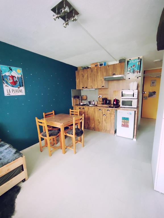 Studio Cosy 2100m pied des pistes Direct to SKI slopes SKI in SKI out LA PLAGNE AIME 2000 appartement pied des pistes 3