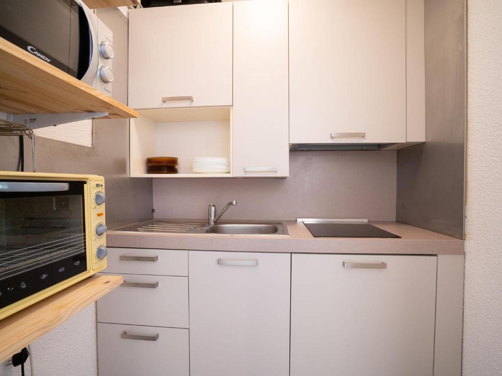 Studio Lunik Orion 28 by Interhome appartement pied des pistes 9