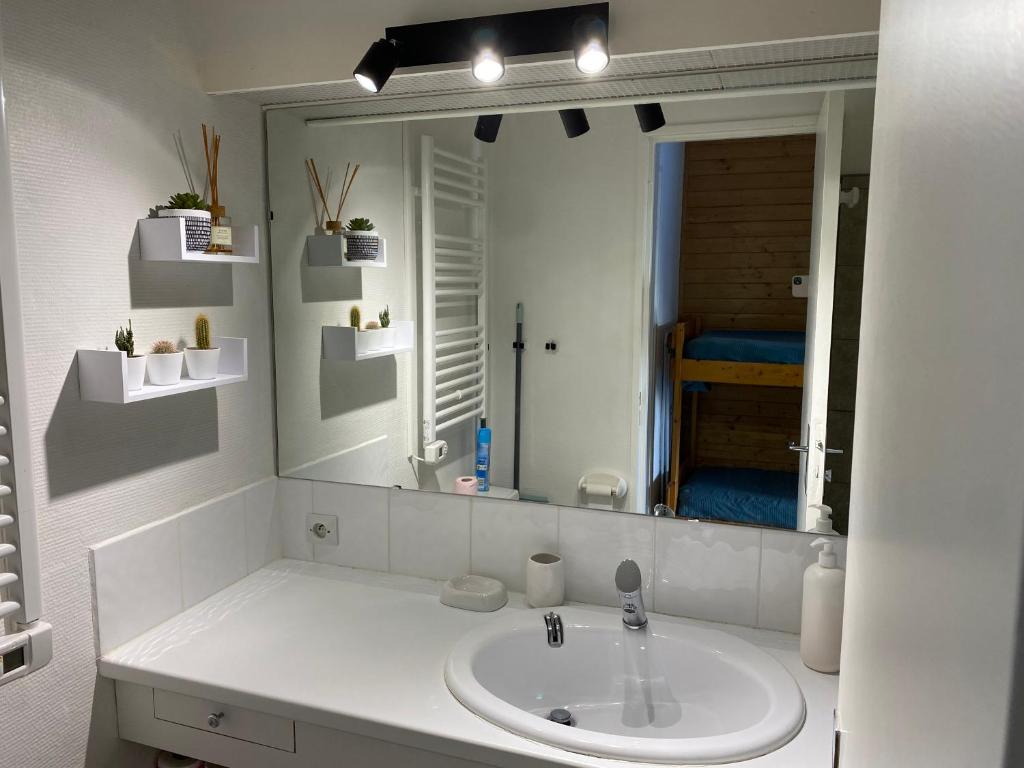 Studio Puy Saint Vincent 1600 aux pieds des pistes appartement pied des pistes 2