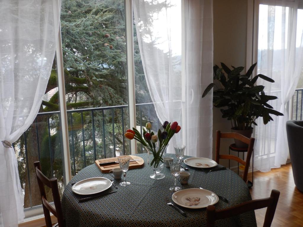 Studio Quartier Chateau Wifi Garage individuel a cle Electromenager complet appartement pied des pistes 3