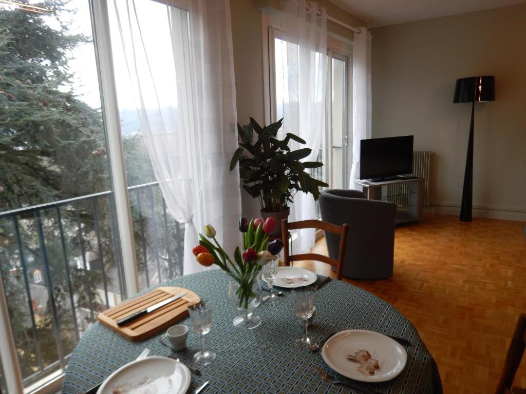 Studio Quartier Chateau Wifi Garage individuel a cle Electromenager complet appartement pied des pistes 4