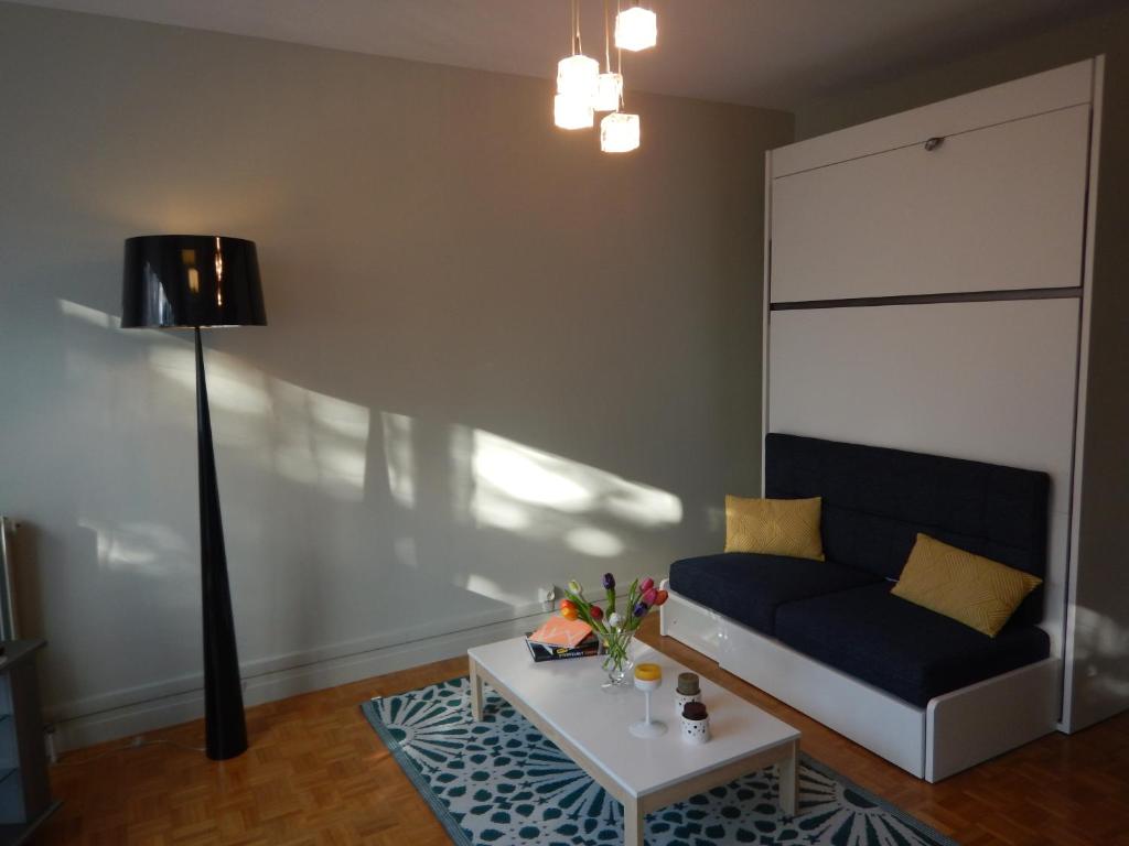 Studio Quartier Chateau Wifi Garage individuel a cle Electromenager complet appartement pied des pistes 9