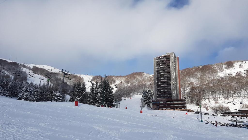 Studio cabine au pied des pistes a Super Besse appartement pied des pistes 5