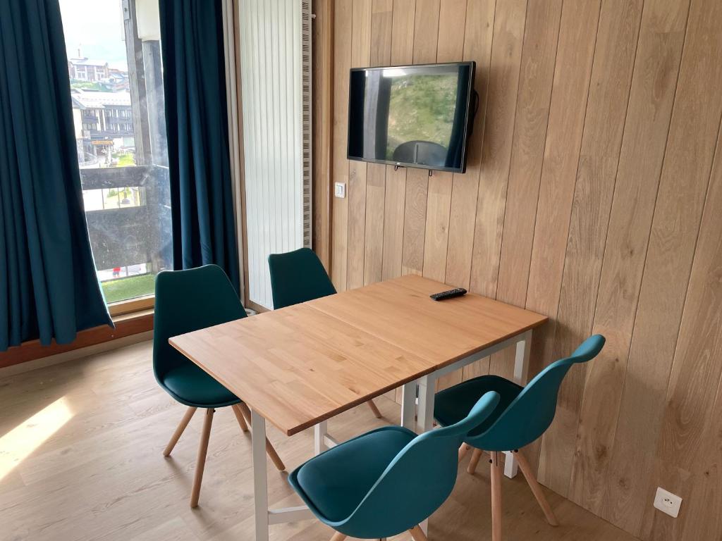 Studio renove 2 adultes 2 enfants Tignes Lavachet Vue Montagne plein sud appartement pied des pistes 4