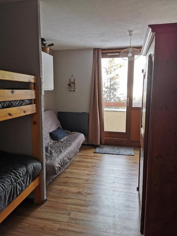 Studio renove Chamrousse au pied des pistes. appartement pied des pistes 1